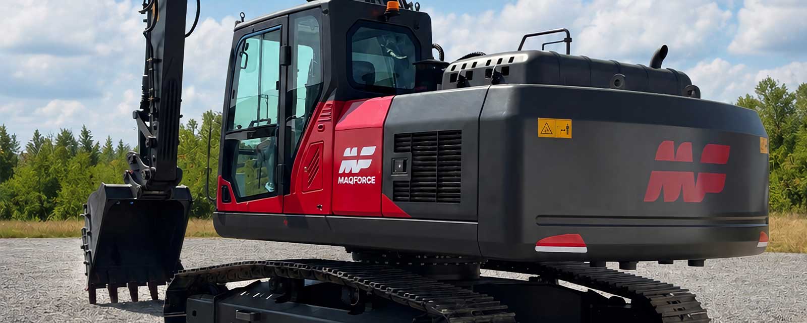 Excavadora MAQFORCE en un entorno de trabajo